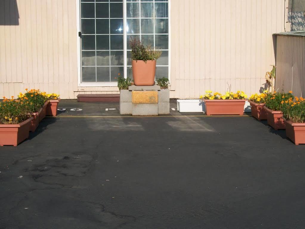 Relax Inn Of Medford Extérieur photo